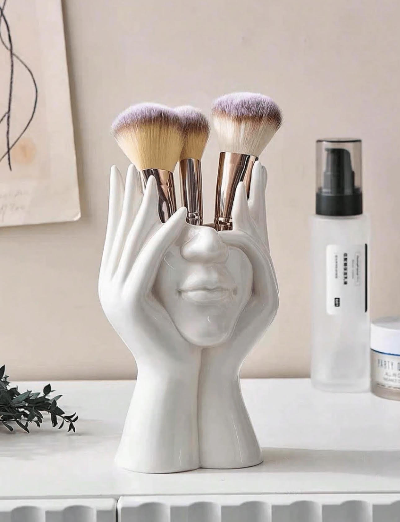 1 PCS A Light Luxury & Gentle Style Artistic Face Brush Holder !